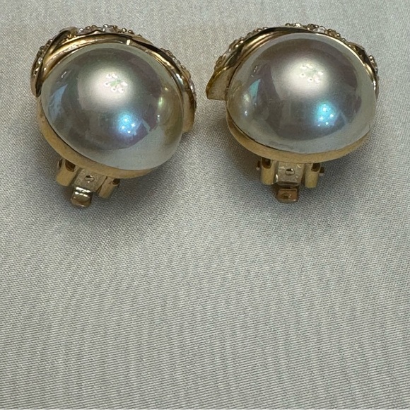 Pair of Vintage Roman Golden Faux Pearl Clip On Earrings - Picture 6 of 13